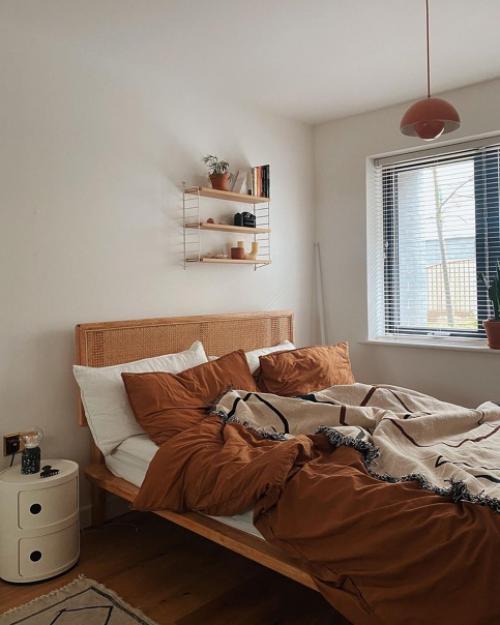 Интересный скандинавский интерьер с красным и серым диваном. 02