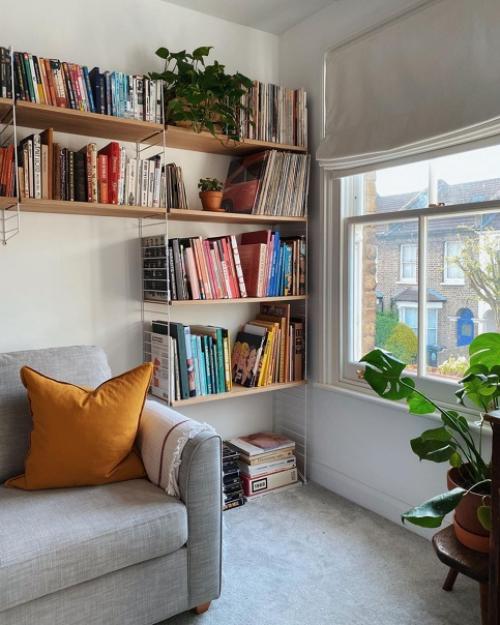 Интересный скандинавский интерьер с красным и серым диваном. 06