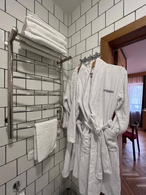 Ванная комната в номере улучшенной категории в гостинице Переделкино. 03