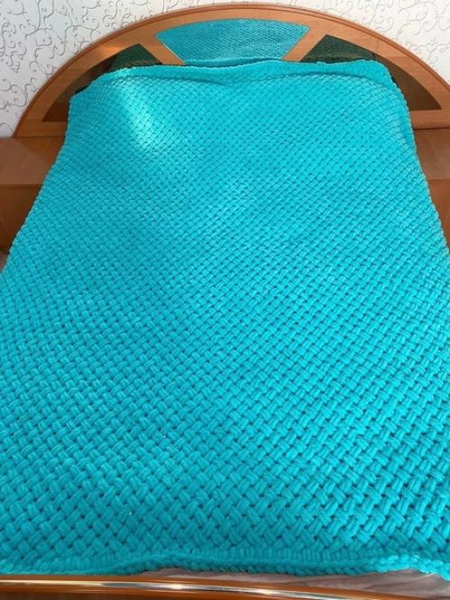 Хорошим подарком для молодых родителей станет теплый вязаный плед из плюшевой пряжи. 03