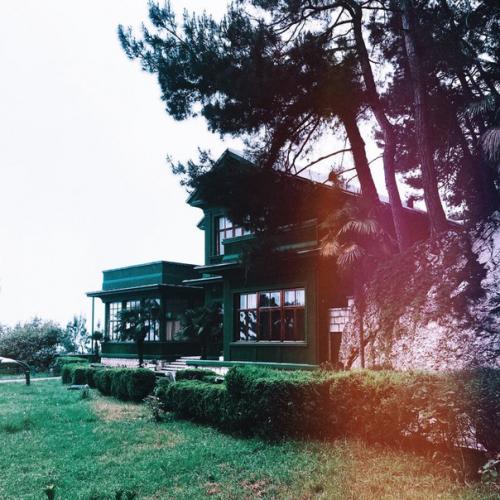 Вчера была очень длинная экскурсия и начали мы ее с дачи Сталина в Абхазии на холодной речке. 09