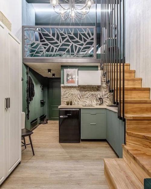 Комфортный интерьер маленькой студии с высокими потолками, что позволило оформить антресольный этаж и обустроить там спальню. 01