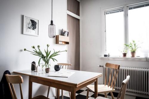 Сочетание множества видов древесины и мягкого текстиля придает этому дому особое спокойствие и уют. 04