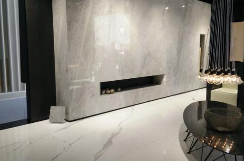 В этом году появилась тенденция большеразмерных плит и мелкой мозаики, которыми облицовывают стены гостиных, камины, ванные комнаты. 04