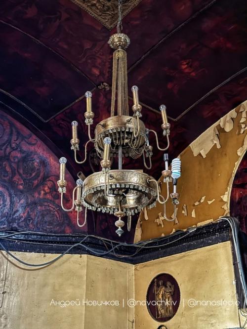 Заброшенный дом московского скакового общества с уникальными интерьерами. 01