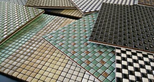 В этом году появилась тенденция большеразмерных плит и мелкой мозаики, которыми облицовывают стены гостиных, камины, ванные комнаты. 01