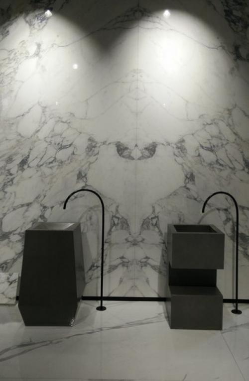 В этом году появилась тенденция большеразмерных плит и мелкой мозаики, которыми облицовывают стены гостиных, камины, ванные комнаты. 02