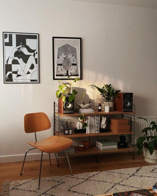 Интересный скандинавский интерьер с красным и серым диваном. 05