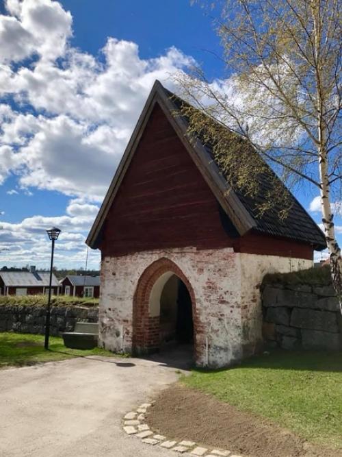 Церковный посёлок гаммельстад (Gammelstad) - это старинная церковь XV века и 400 красных маленьких коттеджей приютившихся вокруг нее. 04