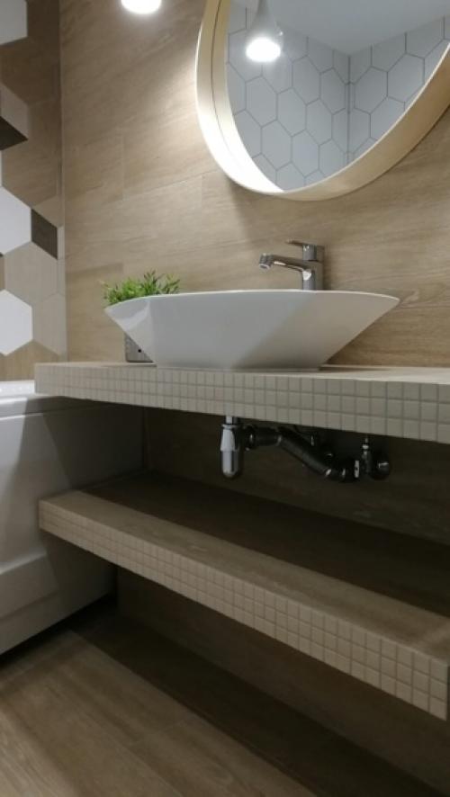 Ну вы только посмотрите, какое крутое решение было найдено для маленькой стандартной ванной комнаты! 05