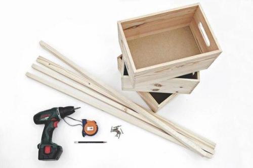 Стойка из деревянных ящиков и реек. 01