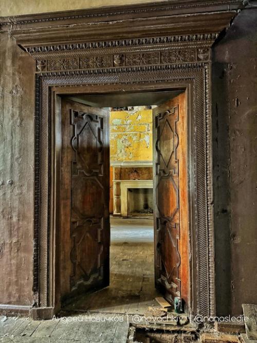 Заброшенный дом московского скакового общества с уникальными интерьерами. 06