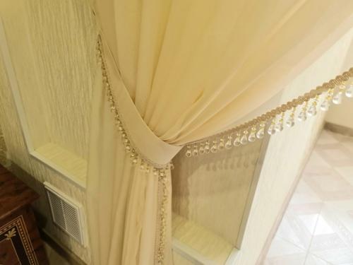 Интересный комплект получился в классическом интерьере спальни, где балкон присоединен и утеплен. 01