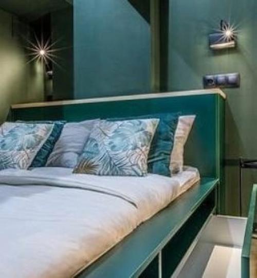 Комфортный интерьер маленькой студии с высокими потолками, что позволило оформить антресольный этаж и обустроить там спальню. 07