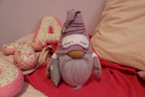 Около трети всей своей жизни человек спит и видит сны. 01