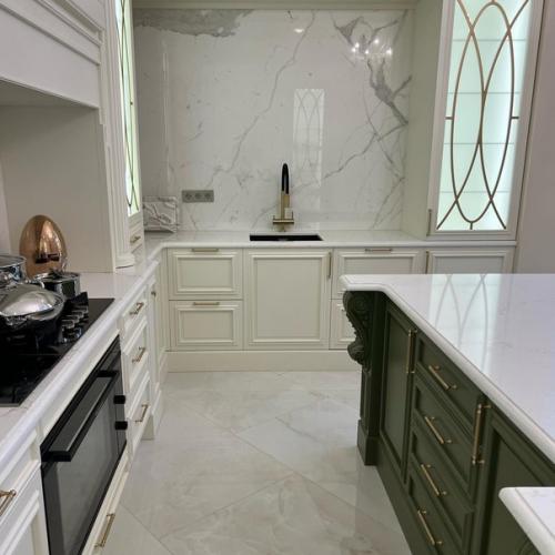 Утончённое изящество выражает себя через чистоту цветов, классические формы и использование эксклюзивных материалов. 03