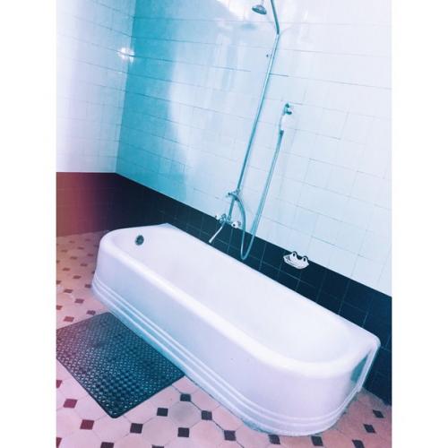 Вчера была очень длинная экскурсия и начали мы ее с дачи Сталина в Абхазии на холодной речке. 07