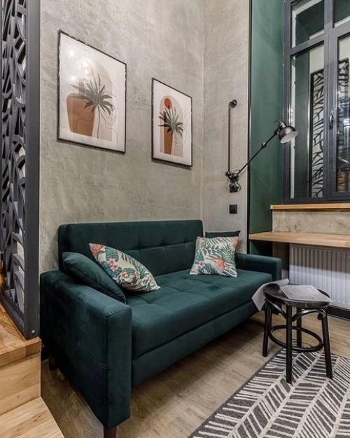 Комфортный интерьер маленькой студии с высокими потолками, что позволило оформить антресольный этаж и обустроить там спальню. 06