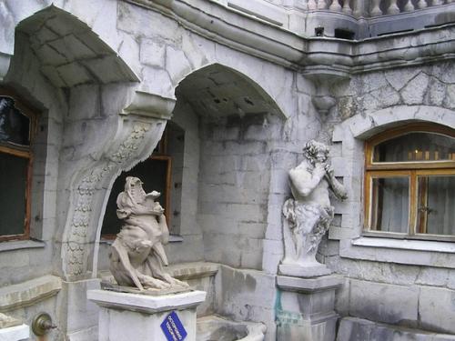 Массанровский дворец.  Он располагается недалеко от жемчужины Крыма Ялты. 08