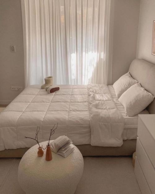 Очень нейтральный интерьер спальни. 02