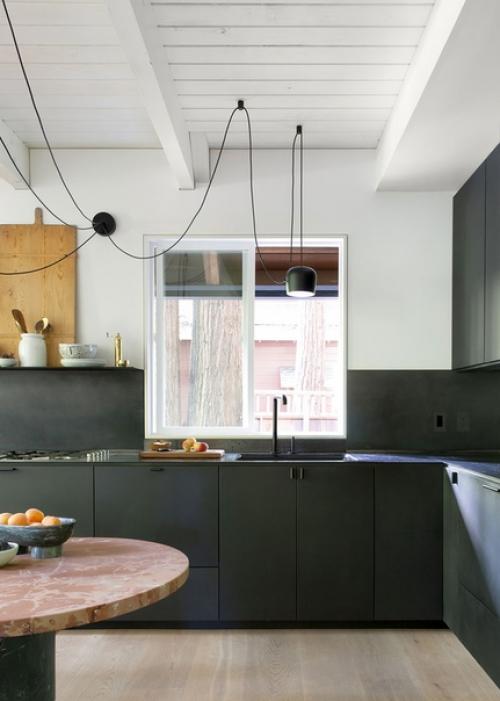 Прекрасный лесной дом со стильными интерьерами. 02