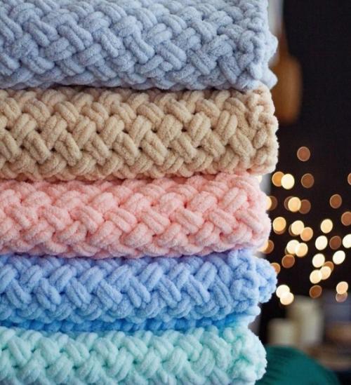 Хорошим подарком для молодых родителей станет теплый вязаный плед из плюшевой пряжи. 05