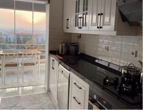 Кухня с чудесной столовой зоной на присоединенном балконе в квартире молодой семейной пары. 05