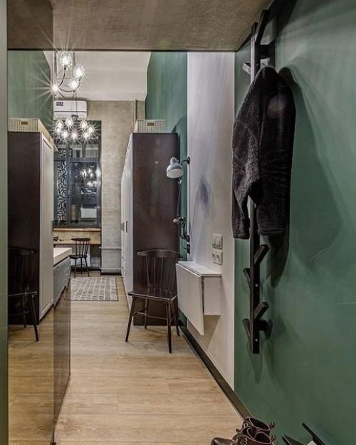 Комфортный интерьер маленькой студии с высокими потолками, что позволило оформить антресольный этаж и обустроить там спальню. 04