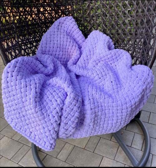 Хорошим подарком для молодых родителей станет теплый вязаный плед из плюшевой пряжи. 02