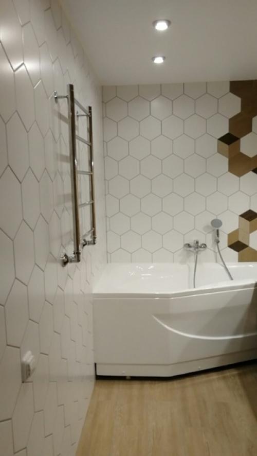 Ну вы только посмотрите, какое крутое решение было найдено для маленькой стандартной ванной комнаты! 01