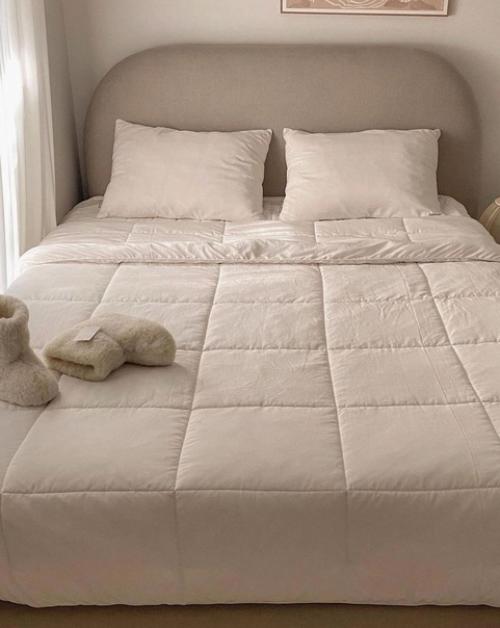 Очень нейтральный интерьер спальни. 03