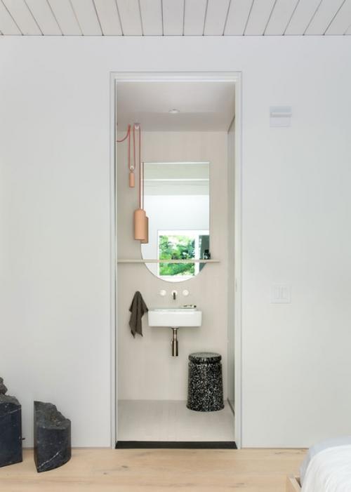 Прекрасный лесной дом со стильными интерьерами. 07