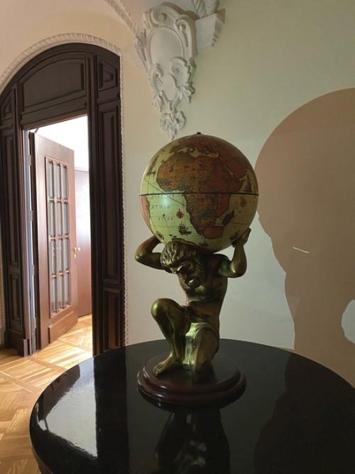 В апреле в свой день рождения побывала в гостинице Ленинградская - одной из семи сталинских высоток. 07