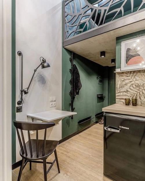 Комфортный интерьер маленькой студии с высокими потолками, что позволило оформить антресольный этаж и обустроить там спальню. 02