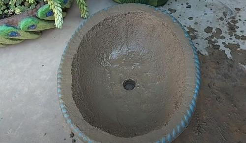 Красивый декор с помощью старого тазика. 05