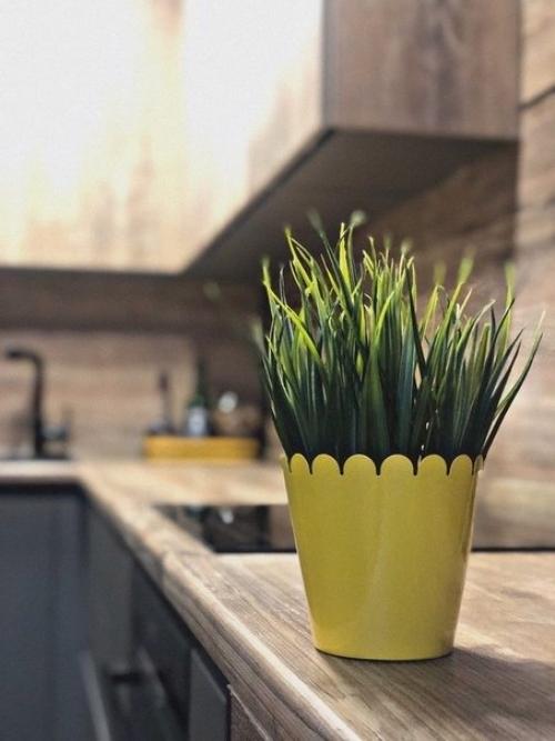 Стильная кухня в темной цветовой гамме с яркими акцентами. 03