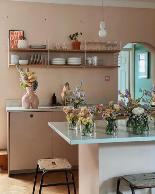 Интересный скандинавский интерьер с красным и серым диваном. 07