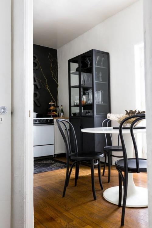 Многие из вас являются обладателями старых венских стульев и не всегда их состояние позволяет сохранить деревянную фактуру. 02