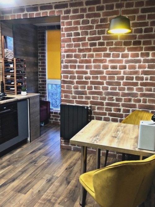 Стильная кухня в темной цветовой гамме с яркими акцентами. 04