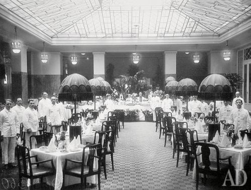 Астория.  Сто пять лет назад открылась гостиница, биография которой повторила все изгибы истории турбулентного ХХ века. 06