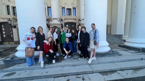 28 апреля наши старшие студийцы участвовали в невероятно интересной экскурсии по волгоградскому государственному новому экспериментальному театра. 02