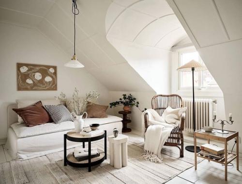 В Гетеборге есть мансардная квартира, которая является отличным примером того, как можно превратить заброшенное чердачное помещение в уютный дом. 01