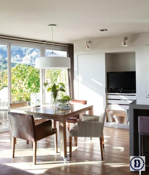 Апартаменты в Барселоне. Сердце этого интерьера - большой книжный шкаф с коллекцией книг о путешествиях и о странах мира. 01