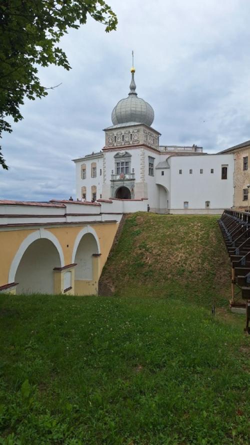 Гродно.   Узкие аля - европейские улочки с цветными домами, украшенные цветами. 04
