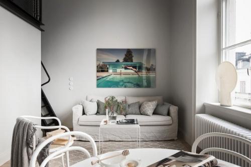 Двухкомнатная квартира площадью 41 квадратный метр расположена в здании бывшей фармацевтической школы в Стокгольме, Швеция. 06