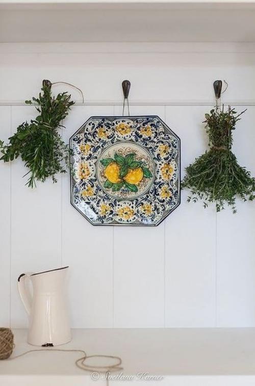 Посуда прочно ассоциируется у нас с интерьером кухни или кухни - столовой, где популярны гастрономические и кантри - мотивы. 08