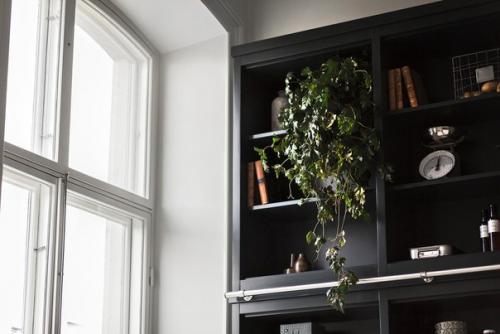 Двухкомнатная квартира площадью 41 квадратный метр расположена в здании бывшей фармацевтической школы в Стокгольме, Швеция. 03