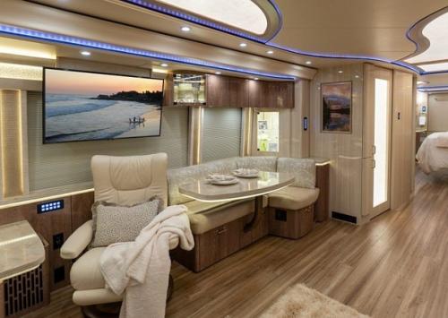 Джастин и хейли биберы приобрели себе вот такой вот Скромненький трейлер. 03