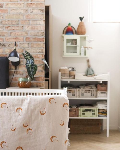 Детали датского дома с кирпичной стеной в спальне и очаровательными детскими комнатами. 07