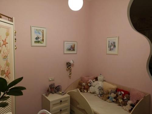 Вот такой вот уголок организовали для дочки в однокомнатной квартире. 03